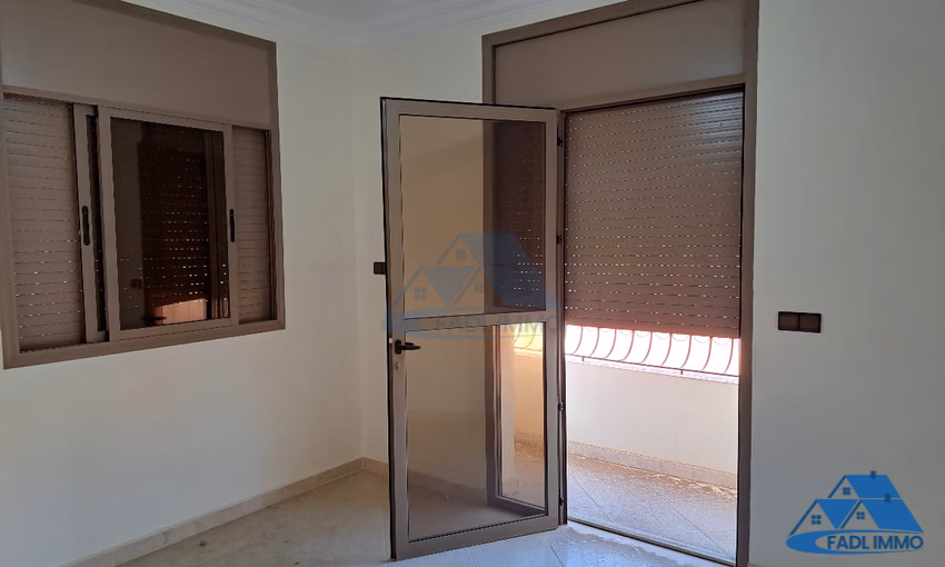 شقة جديدة للبيع مع شرفة