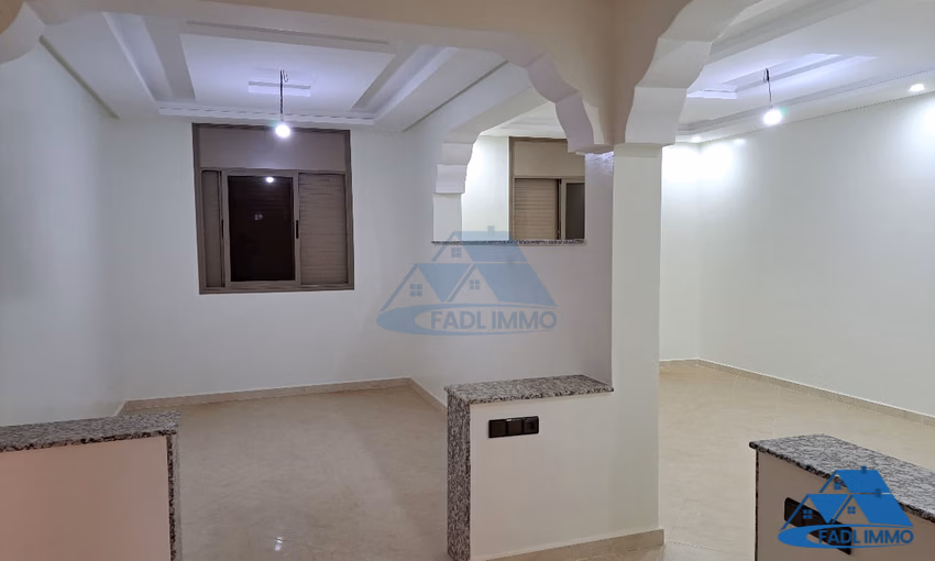 شقة جديدة للبيع مع شرفة