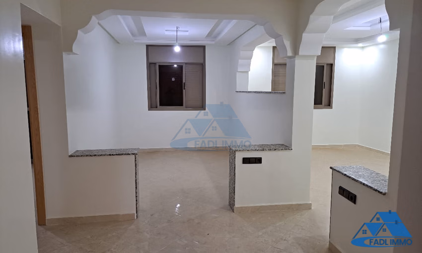 شقة جديدة للبيع مع شرفة