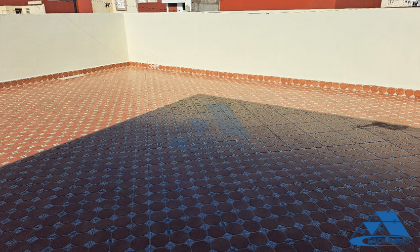 شقة جديدة للبيع مع شرفة