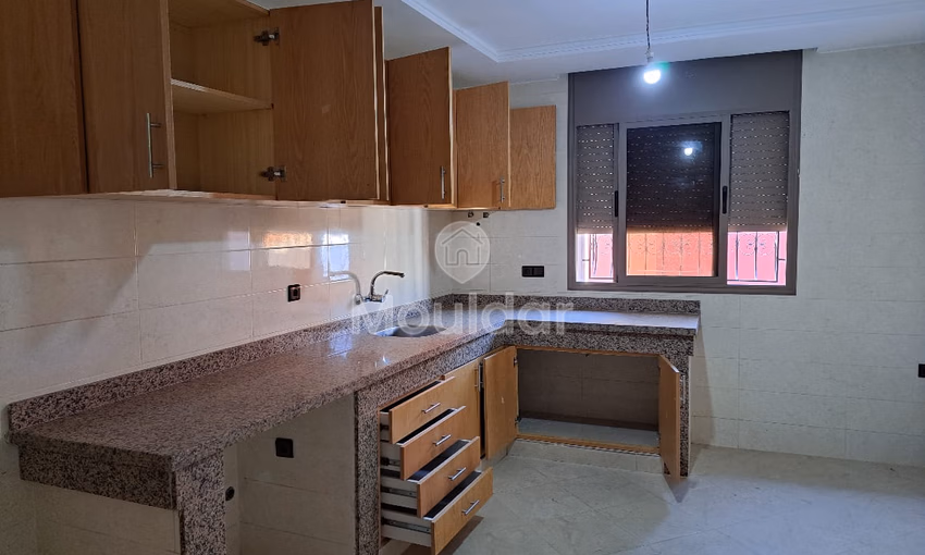 شقة جديدة للبيع مع شرفة شقة جديدة للبيع مع شرفة