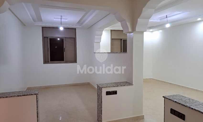 شقة جديدة للبيع مع شرفة