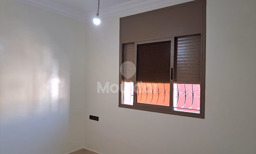 شقة جديدة للبيع مع شرفة شقة جديدة للبيع مع شرفة