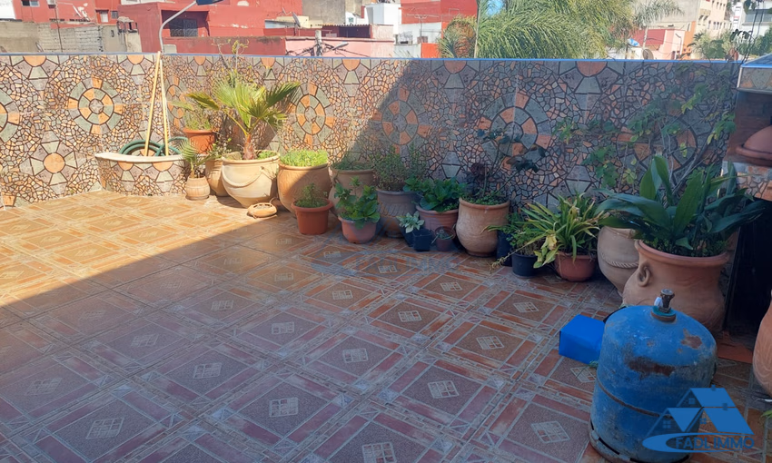 Maison à vendre avec terrasse et trois étages Maison à vendre avec terrasse et trois étages