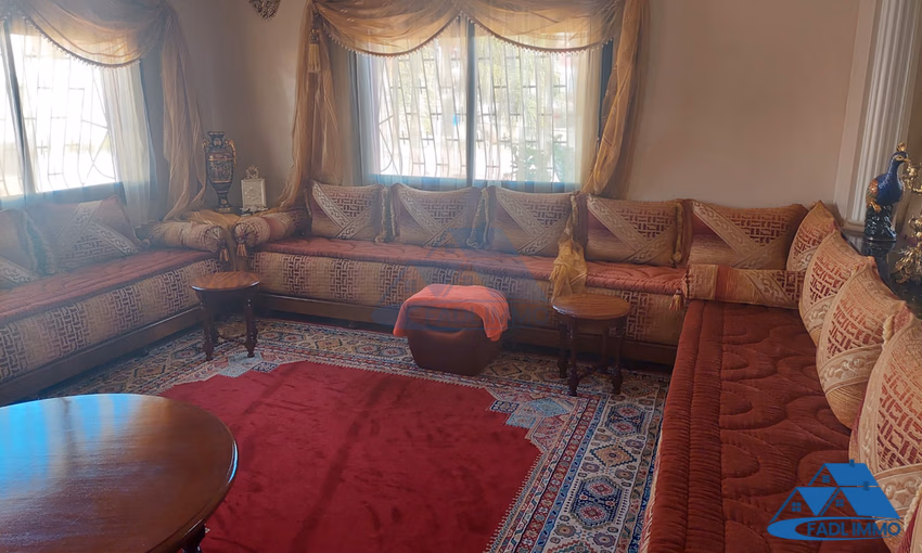 Maison à vendre avec terrasse et trois étages Maison à vendre avec terrasse et trois étages