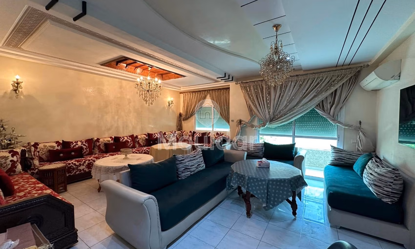 شقة للشراء مع شرفة في الطابق الأول