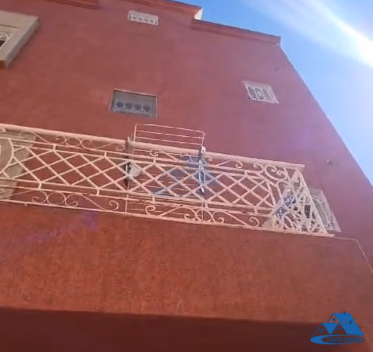 Villa à vendre avec terrasse et trois étages