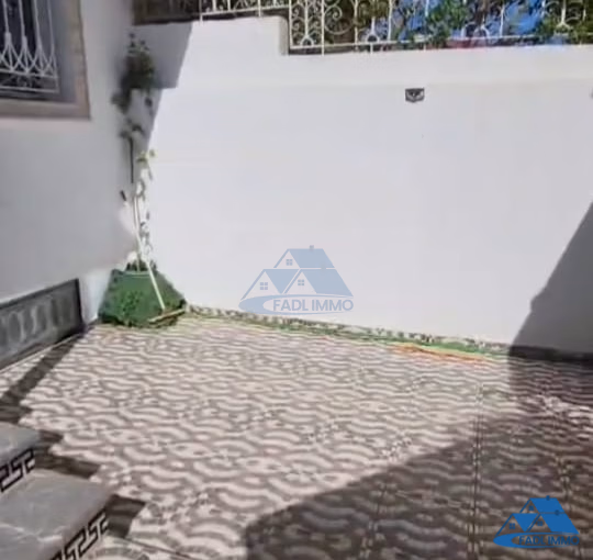 Villa à vendre avec terrasse et trois étages