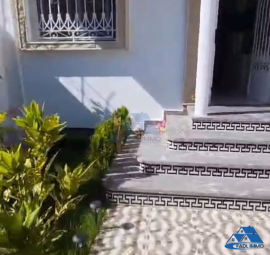 Villa à vendre avec terrasse et trois étages