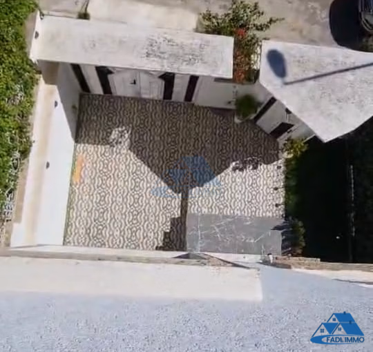 Villa à vendre avec terrasse et trois étages