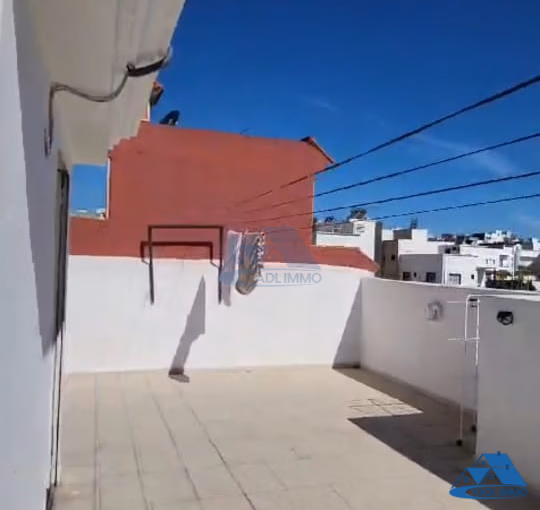 Villa à vendre avec terrasse et trois étages