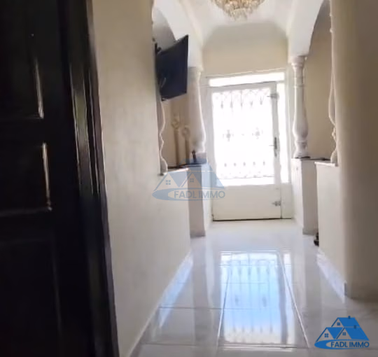 Villa à vendre avec terrasse et trois étages