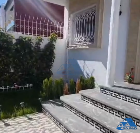 Villa à vendre avec terrasse et trois étages