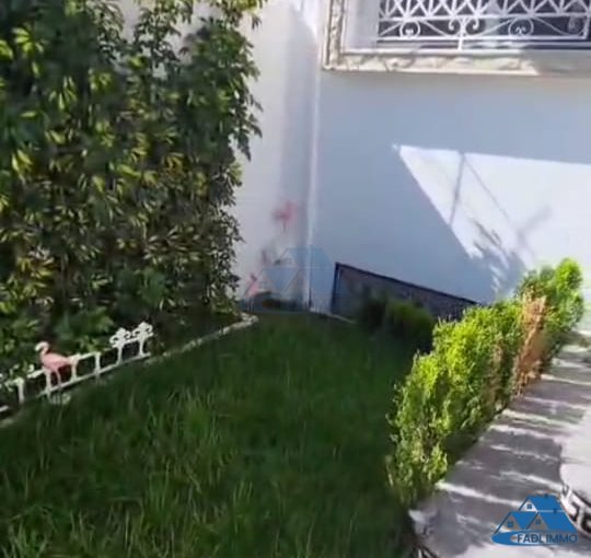Villa à vendre avec terrasse et trois étages - view 12