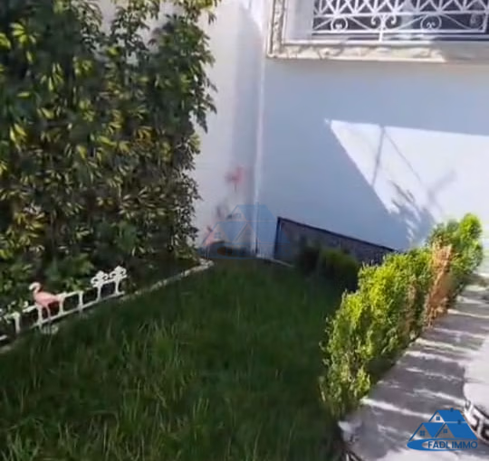 Villa à vendre avec terrasse et trois étages