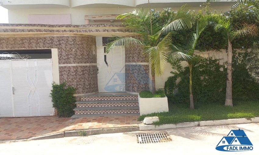 Villa à vendre avec terrasse et trois étages