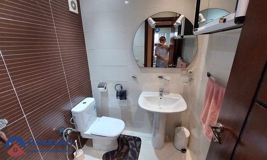 شقة للبيع مع شرفة في الطابق السابع