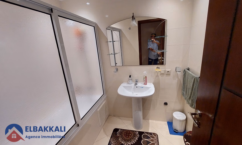 شقة للبيع مع شرفة في الطابق السابع