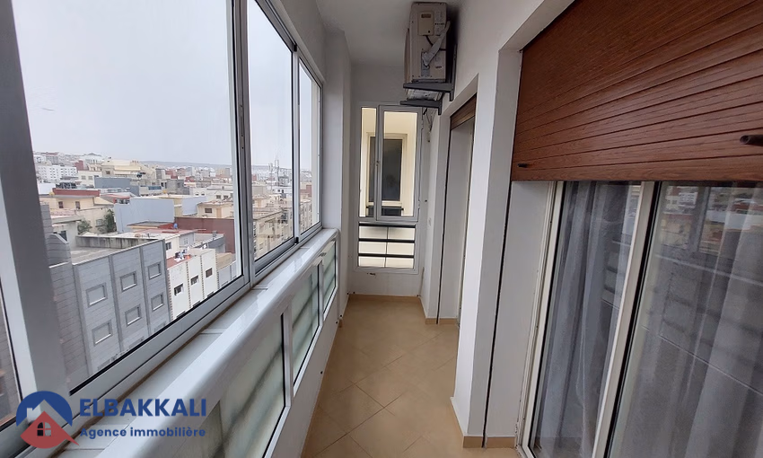 شقة للبيع مع شرفة في الطابق السابع