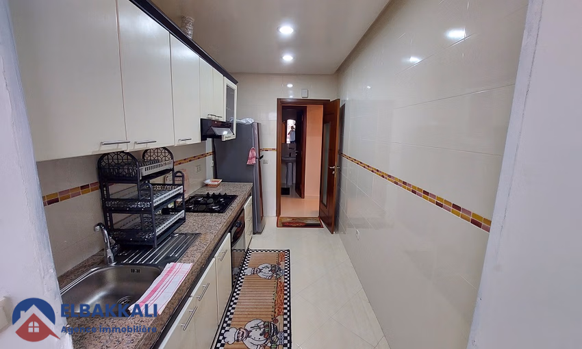 شقة للبيع مع شرفة في الطابق السابع