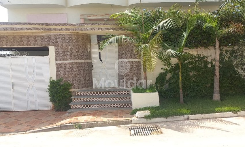 Villa à vendre avec terrasse et trois étages