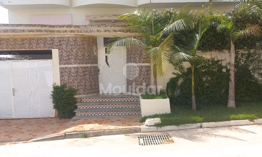 Villa à vendre avec terrasse et trois étages