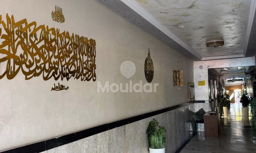 شقة للإيجار مع شرفة في الطابق الخامس