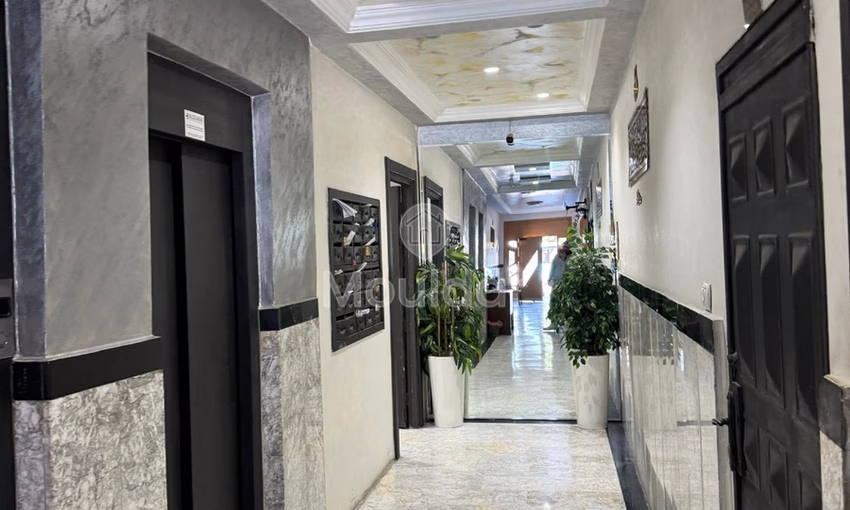 شقة للإيجار مع شرفة في الطابق الخامس