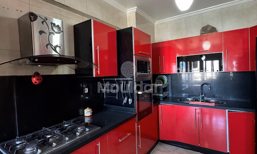 شقة للإيجار مع شرفة في الطابق الخامس