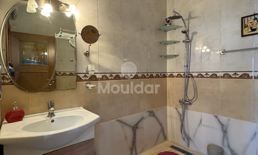 شقة للإيجار مع شرفة في الطابق الخامس