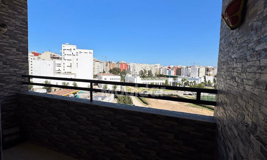 شقة للإيجار مع شرفة في الطابق الخامس