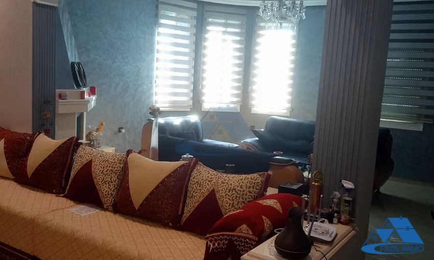 Villa à vendre avec terrasse et trois étages