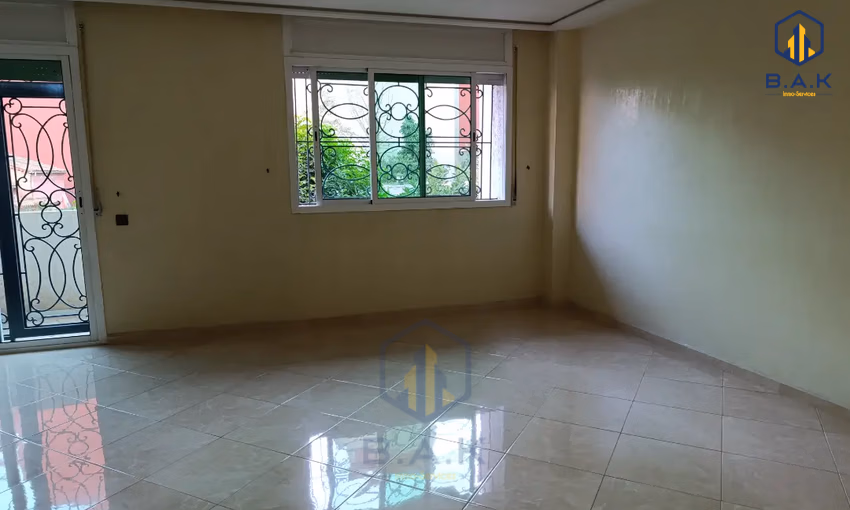 شقة للإيجار مع شرفة في الطابق الأول شقة للإيجار مع شرفة في الطابق الأول