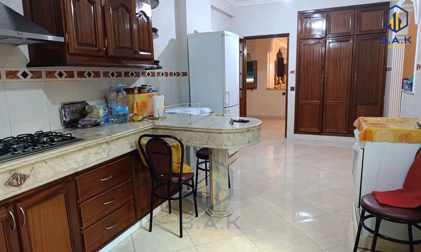 شقة للإيجار مع شرفة في الطابق الأول شقة للإيجار مع شرفة في الطابق الأول