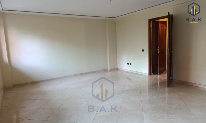 شقة للإيجار مع شرفة في الطابق الأول شقة للإيجار مع شرفة في الطابق الأول