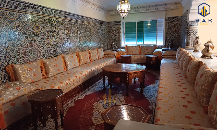 شقة للإيجار مع شرفة في الطابق الأول