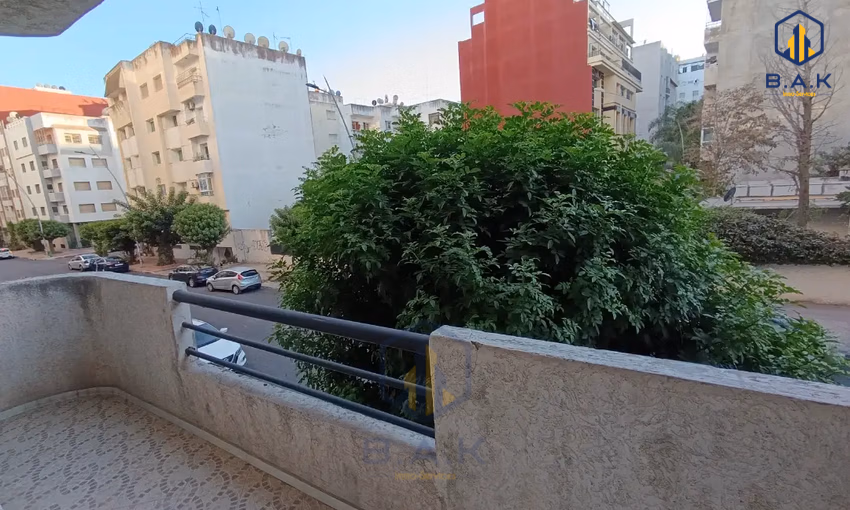 شقة للإيجار مع شرفة في الطابق الأول شقة للإيجار مع شرفة في الطابق الأول