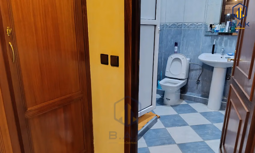 شقة للإيجار مع شرفة في الطابق الأول شقة للإيجار مع شرفة في الطابق الأول