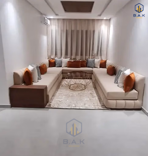 شقة للإيجار مع شرفة في الطابق الثالث