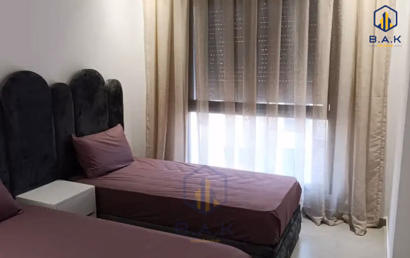 شقة للإيجار مع شرفة في الطابق الثالث شقة للإيجار مع شرفة في الطابق الثالث