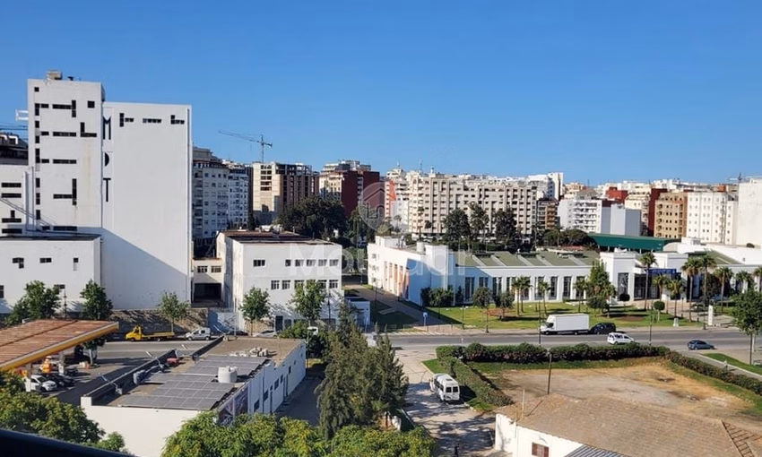 شقة للشراء مع شرفة في الطابق الخامس