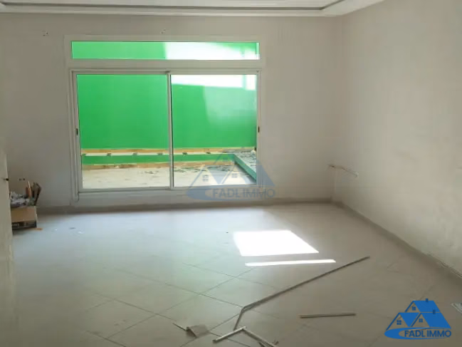 Bureau à vendre avec terrasse au premier étage