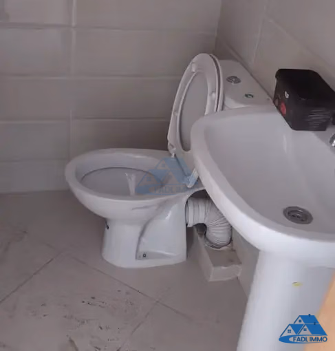 Bureau à vendre avec terrasse au premier étage