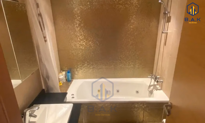 شقة للإيجار مع مسبح في الطابق الثالث