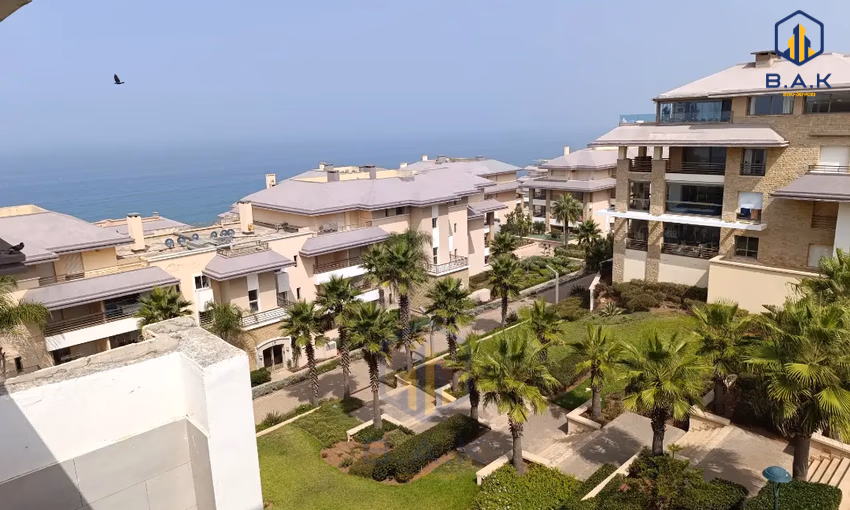 شقة للإيجار مع مسبح في الطابق الثالث