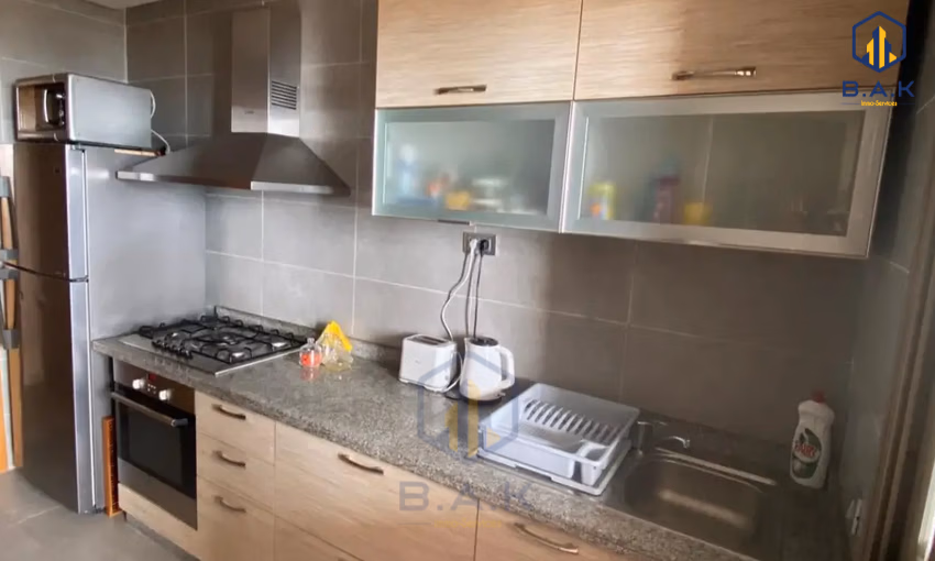 شقة للإيجار مع مسبح في الطابق الثالث