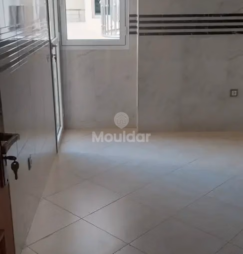 شقة للإيجار مع تراس في الطابق الثالث شقة للإيجار مع تراس في الطابق الثالث