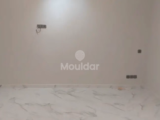 شقة للبيع مع تراس في الطابق الأرضي