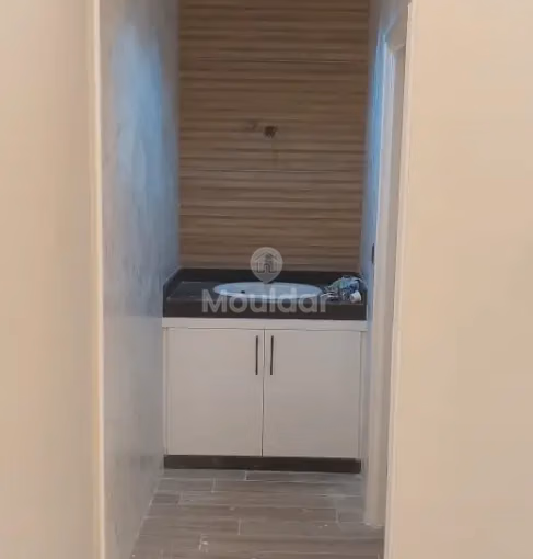 شقة للبيع مع تراس في الطابق الأرضي