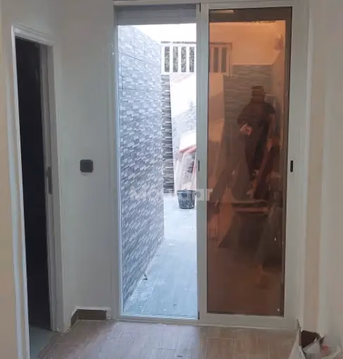 شقة للبيع مع تراس في الطابق الأرضي